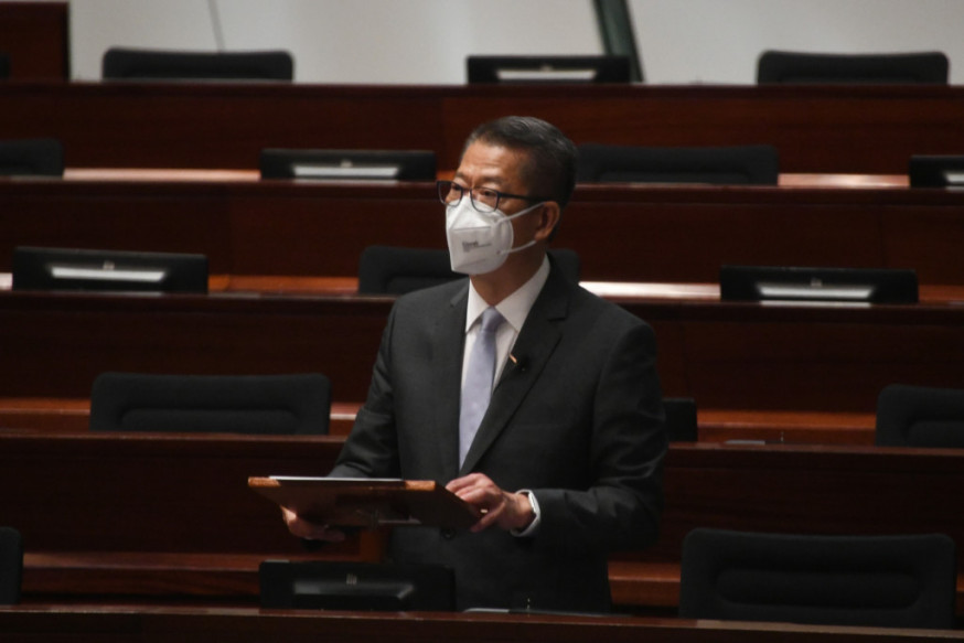 陳茂波出席立法會會議。(伍明輝攝)