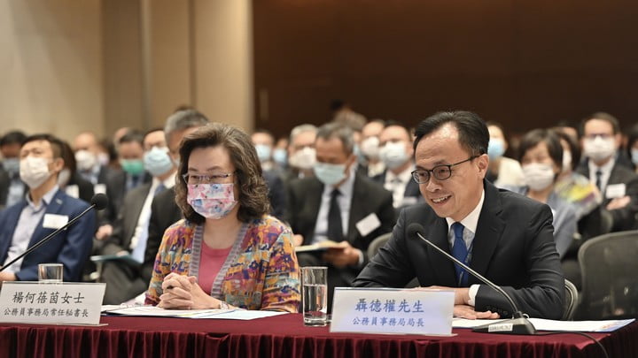 聶德權(右)和楊何蓓茵。 政府圖片