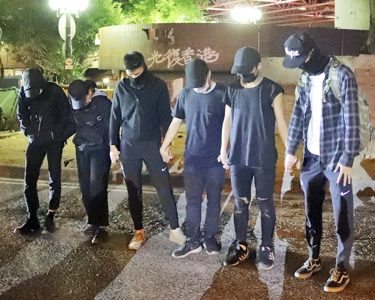 一同離開的其中6人手拖手步出校園。AP