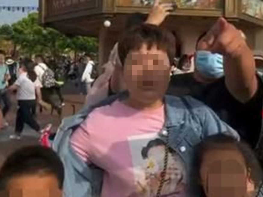 男童的父母用粗口辱罵女子。影片截圖