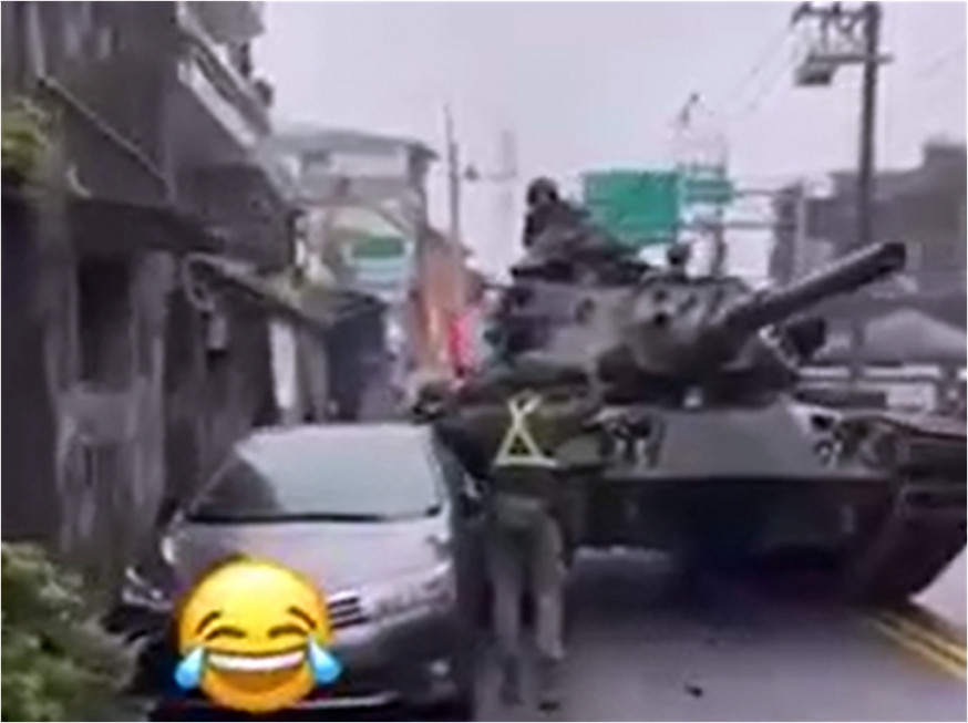 台灣陸軍坦克擦撞路邊私家車現場