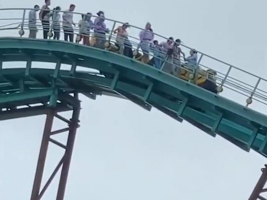 珠海長隆激流機動遊戲懸停半空,遊客手牽手沿軌道走下來。