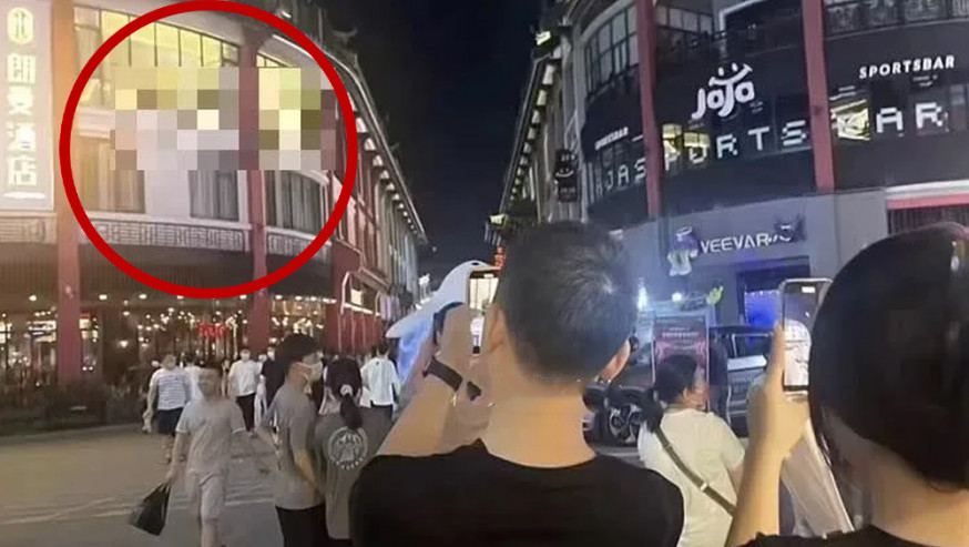 情侶床戰忘拉窗簾,路人隔透明窗圍觀,有人拿手機拍攝。