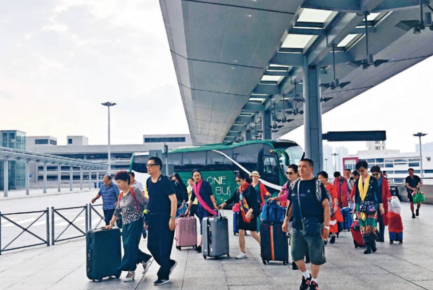 近月經港珠澳大橋來港的旅客大減,口岸旅客疏落。 郭增龍攝