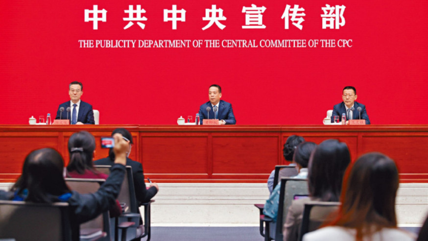 中宣部昨天舉行「中國這十年」發布會,港澳辦副主任黃柳權(中)、王靈桂(右)介紹「一國兩制」實踐成就。