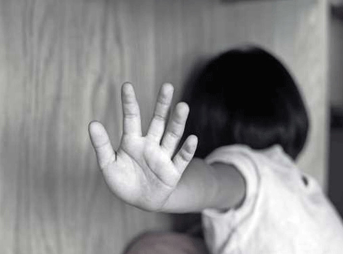 親兄指,妹妹在死前一天仍被逼玩「飛高高」和「扮超人」,又指他們「瞓睡袋多過瞓床」。網圖(示意圖,非事主)