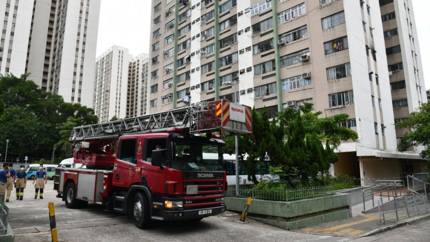 石圍角邨一單位廚房起,消防到場救熄。蔡楚輝攝