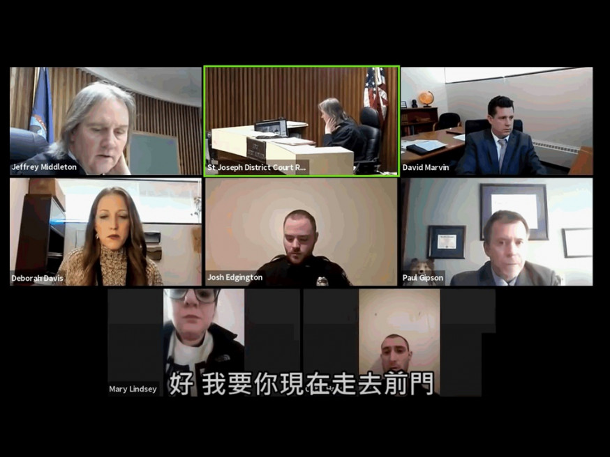 檢察官(第二行左一)察覺異狀,懷疑施暴男(第三行右一)就在女方(第三行左一)家中威脅女子。(Youtube截圖)