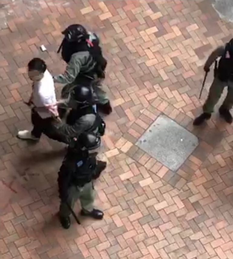 至少一名男子被警方拘捕。網圖