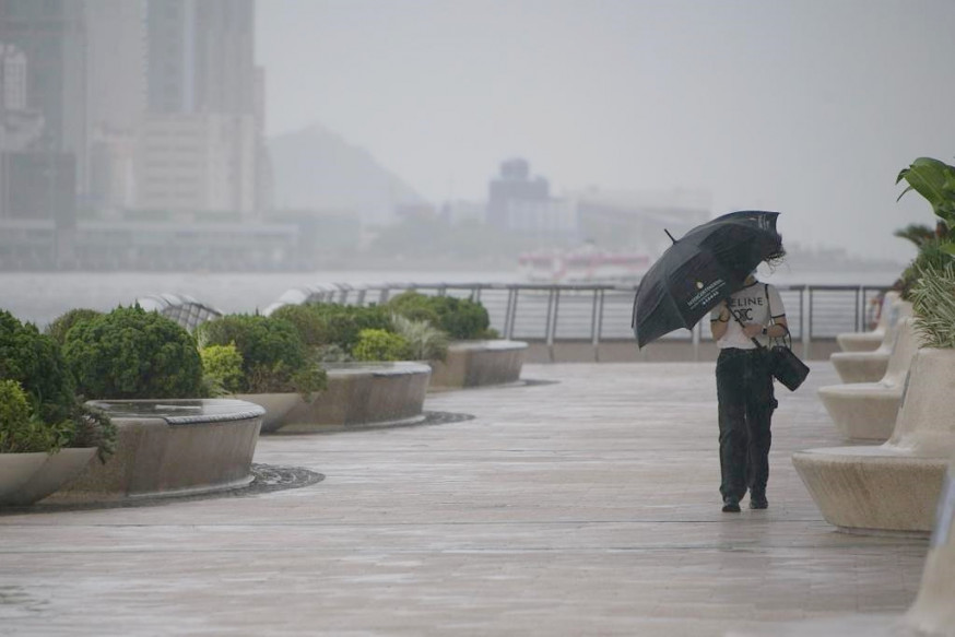 本港今日有驟雨、雷暴及猛烈陣風,雨勢有時頗大。