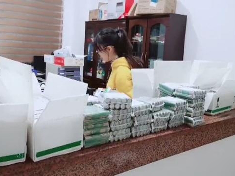 廣西一名女子慪氣,扛6萬枚硬幣去法院還錢。(網圖)
