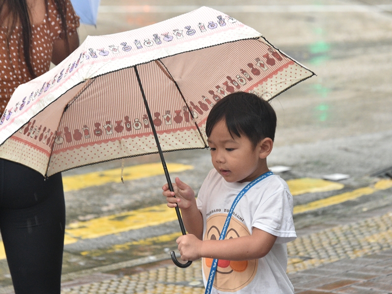 天文台預料本港地區今日大致多雲,有幾陣驟雨。資料圖片