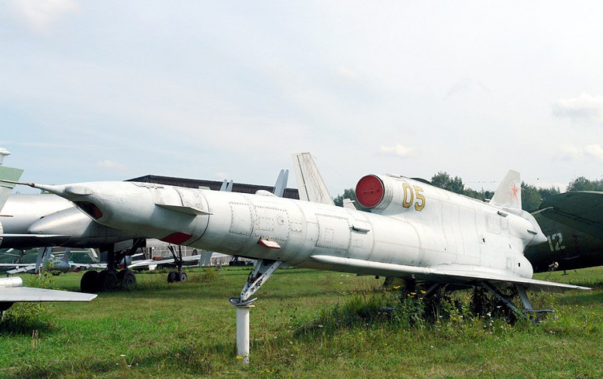 專家分析指烏軍或用蘇製圖-141無人機襲俄羅斯軍用機場。 網圖
