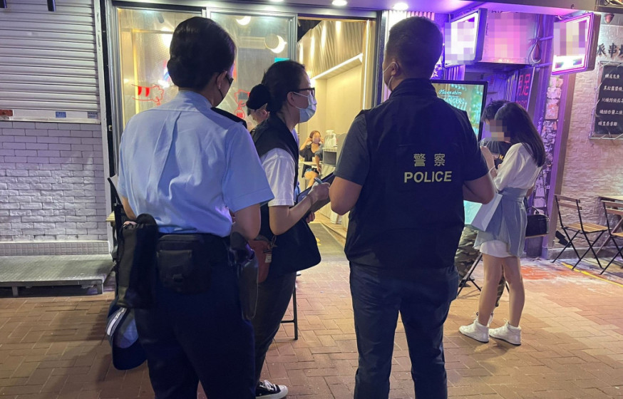 跨部門人員防疫巡查荃灣區多間餐飲處所及酒吧。