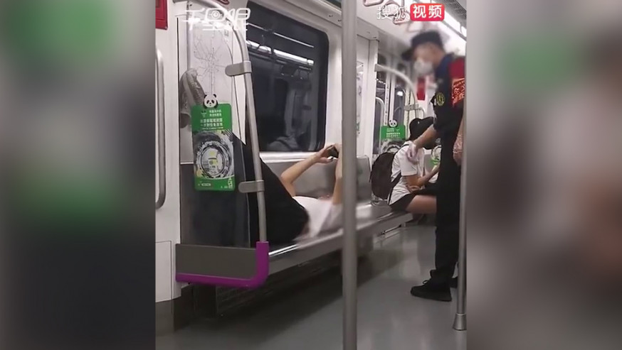 地鐵乘客腳蹬擋板躺座椅玩手機，成都地鐵回應稱只能進行勸導。