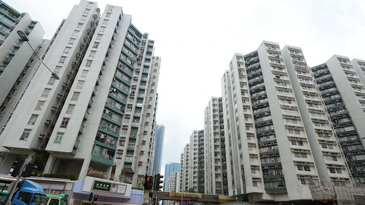 九龍城民政事務處向海名軒及黃埔花園的住戶、清潔及物管員工派發快速測試套裝作自願檢測。資料圖片