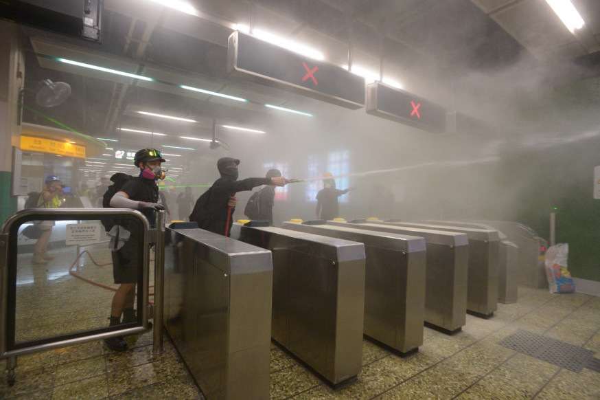 示威者與警察爆發激烈衝突