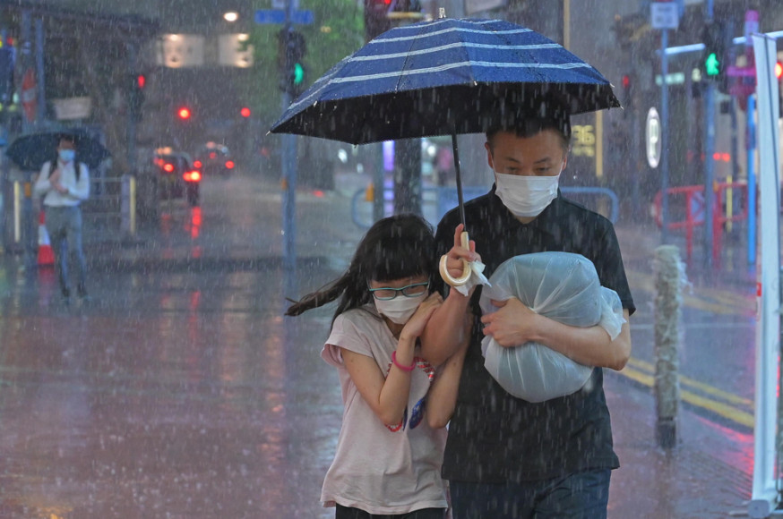 天文台預測,未來兩三日本港間中有大驟雨及雷暴。 資料圖片