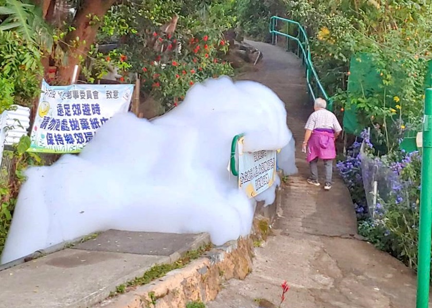 網民指小夏威夷徑一帶再出現不明泡沫。