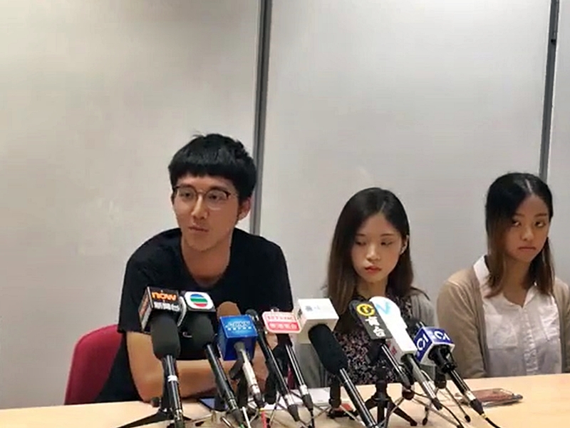 蘇敬華(左)希望校方不要追究聲援的學生。