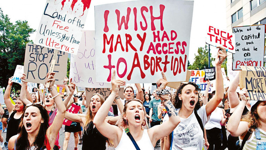 科羅拉多州丹佛市周一有示威者爭取墮胎權。