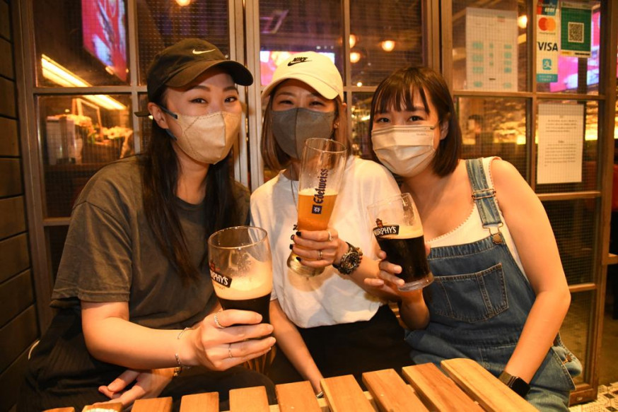 Apple (左）、陳小姐（中）和Carman(右）在旺角酒吧暢飲，享受久違了的夜生活。 李家傑攝