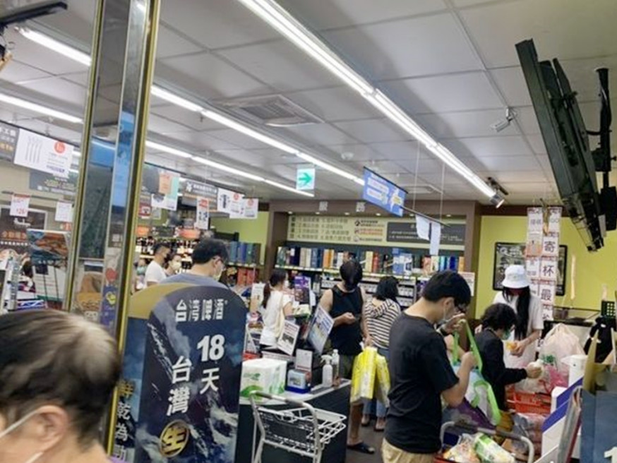 台北新北升3級防疫警戒,多間超市現搶購潮。網圖