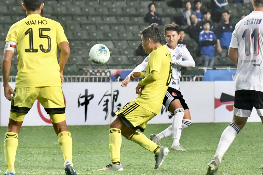 黃威(白衫)為東方射入奠勝一球。梁柏琛攝
