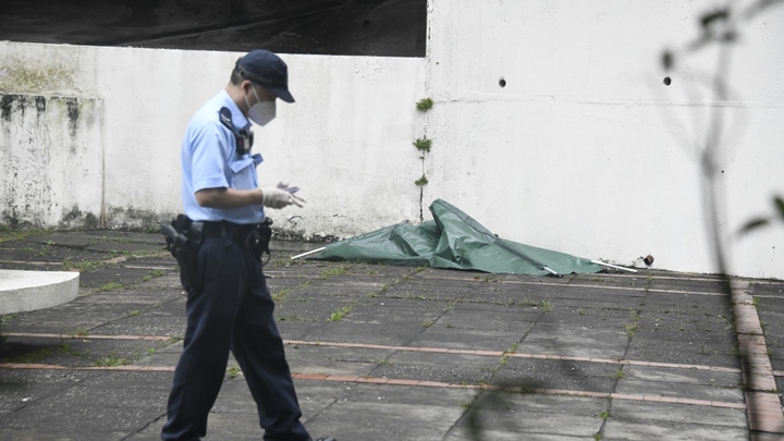 柴灣山翠苑男子墮樓死亡。楊偉亨攝