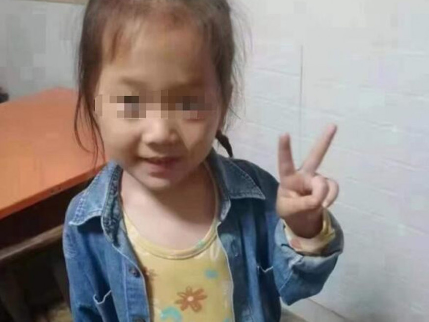 安徽6歲女童被老師反鎖公廁後遭遺忘,爬窗不幸墜塘溺斃。