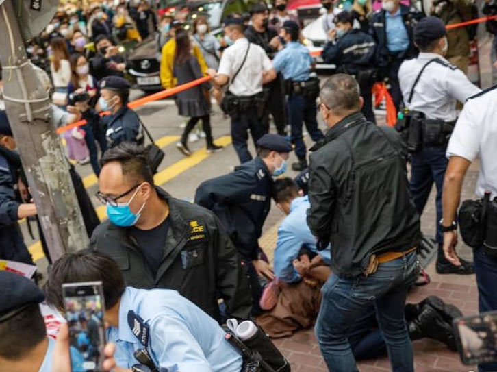 一名男子與警方口角,被按於地上制服及帶走。 醫管局員工陣線FB圖片