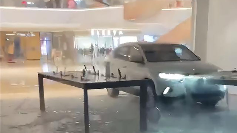 SUV衝入商場撞毀華為手機店。 網圖