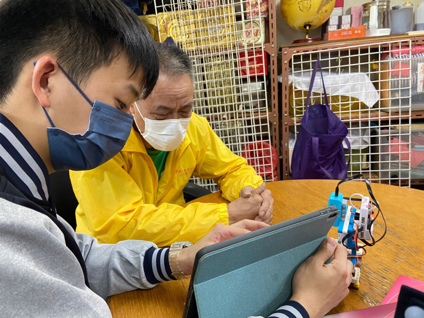中學生帶同創作的「智能認藥機」，探訪明哥及長者。「北河同行」FB圖片