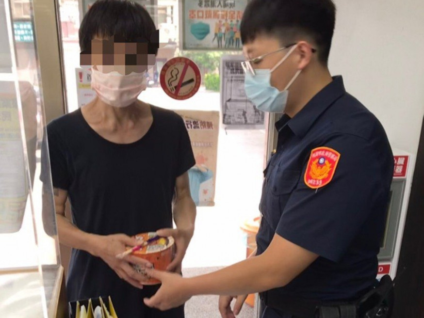 台男因疫情失業挨餓多日,到警局求助獲贈杯麵解困。網圖