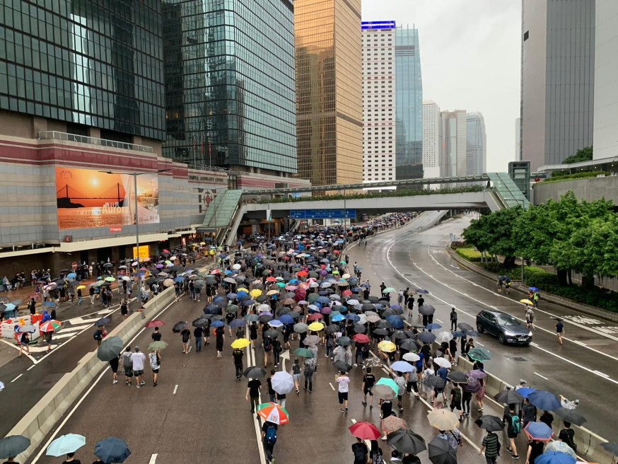 【維園集會】市民走出夏慤道行車線 有人行出告示打道致紅隧交通受阻