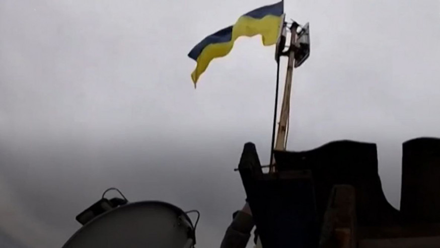 烏軍在收復的村莊重新升起國旗。BBC新聞截圖