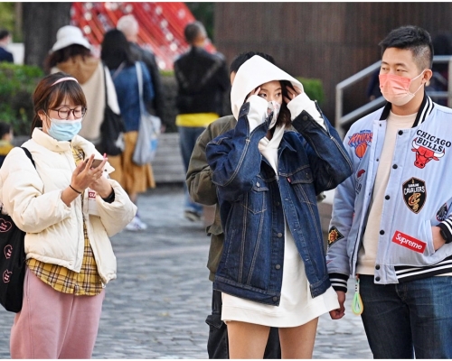今早市區氣溫下降至17度左右,新界再低幾度。