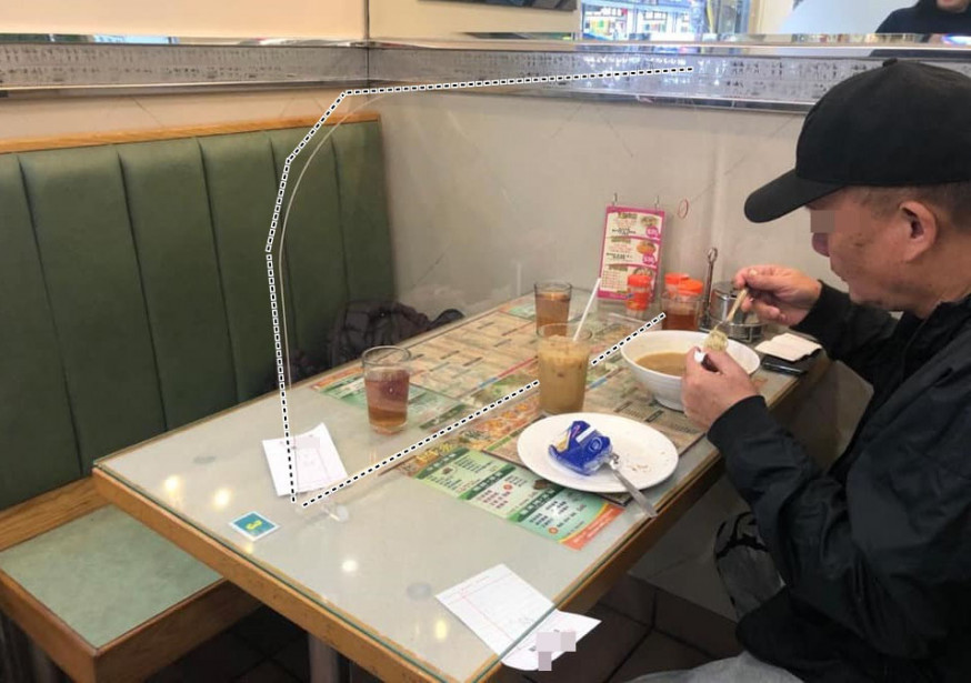 餐廳在卡位枱面上放置一塊自製透明膠板。 PLAY HARD 玩硬 FB圖