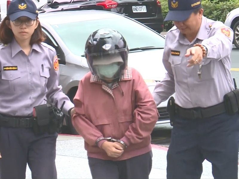 陳妻在被帶往警局時,不停喃喃自語「我無法再照顧他了」。網圖