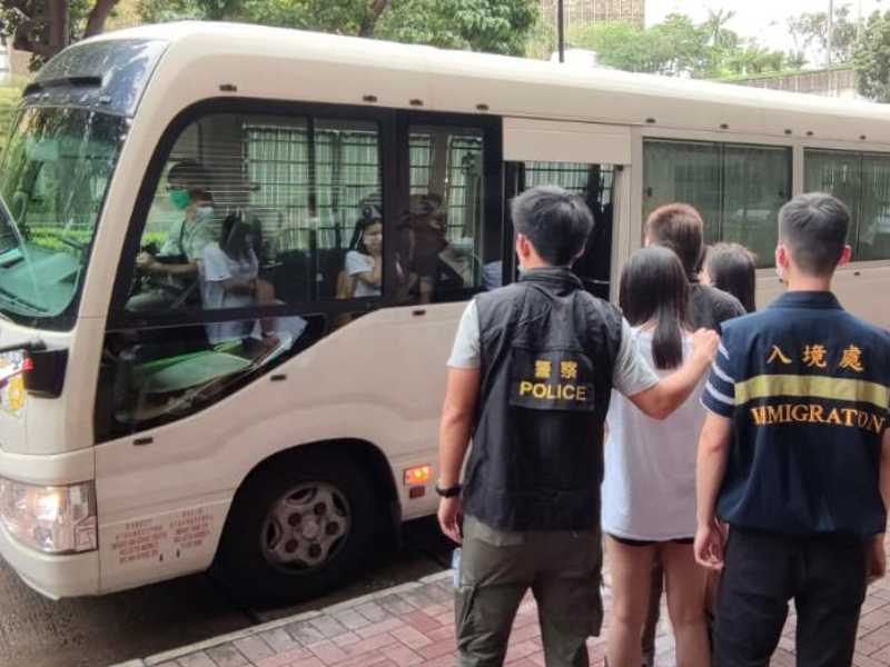 油尖警區警員掃黃,拘捕6名內地女子。警方提供
