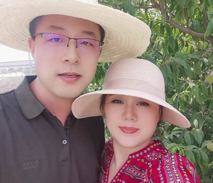 趙立堅夫人頻頻曬出恩愛夫妻照。互聯網