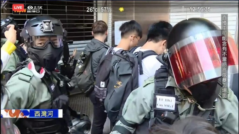 警方進入聖十字架堂拘捕5人。Now新聞截圖