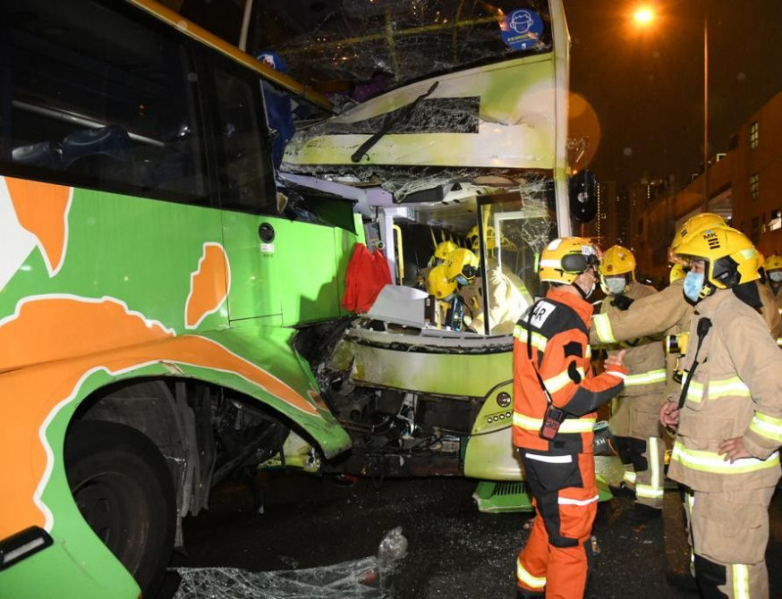 兩輛巴士相撞，消防員拯救被困車內新巴車長。李家傑攝