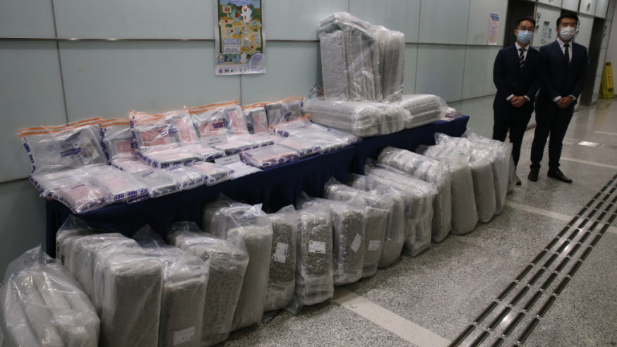 警方展示檢獲皂大麻花、冰毒及可卡因毒品，市值8000萬元。劉漢權攝
