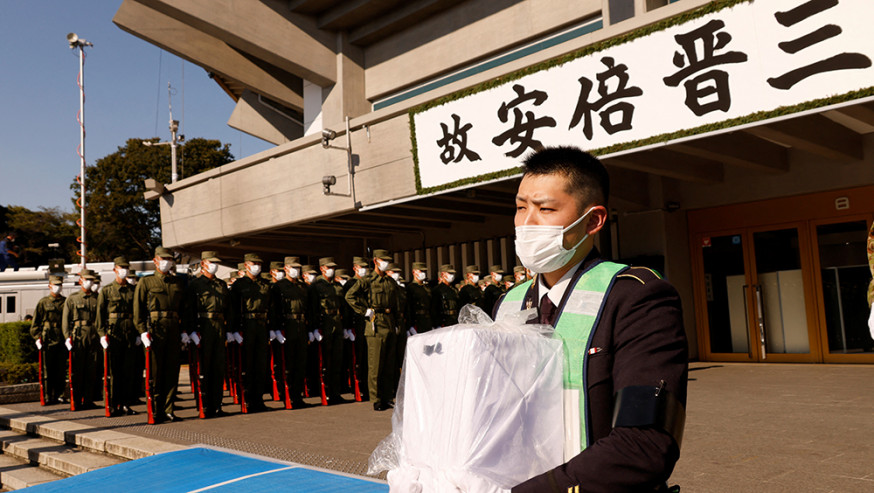 日本自衞隊員周一在日本武道館綵排安倍晉三國葬儀式，捧着假裝載有安倍骨灰的箱子。路透