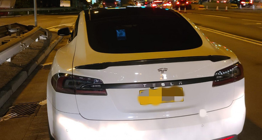 Tesla男司機涉嫌停牌期間駕駛被捕。（警方圖片）