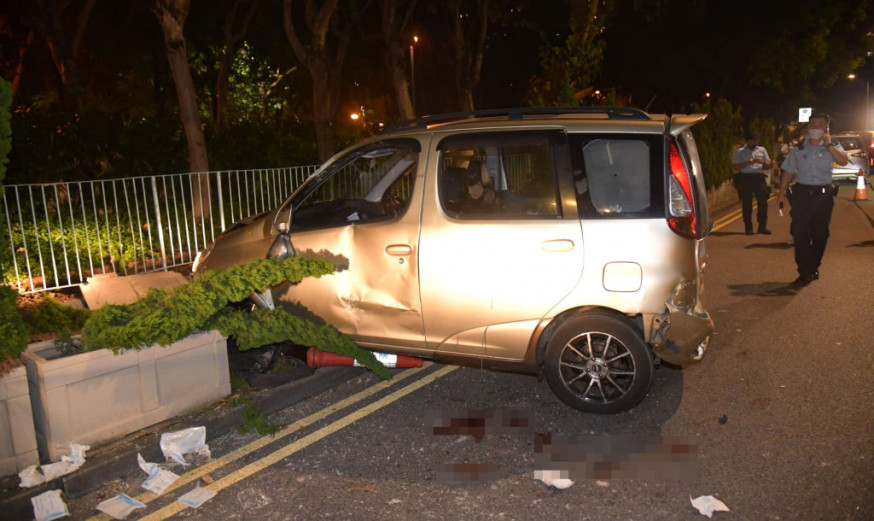 事主私家車遭兇徒駕車追撞至剷上行人路。