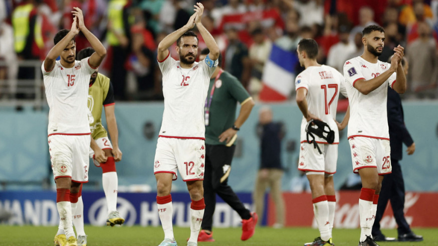 贏波出局的突尼西亞仍保持風度，鼓掌答謝球迷的支持。REUTERS
