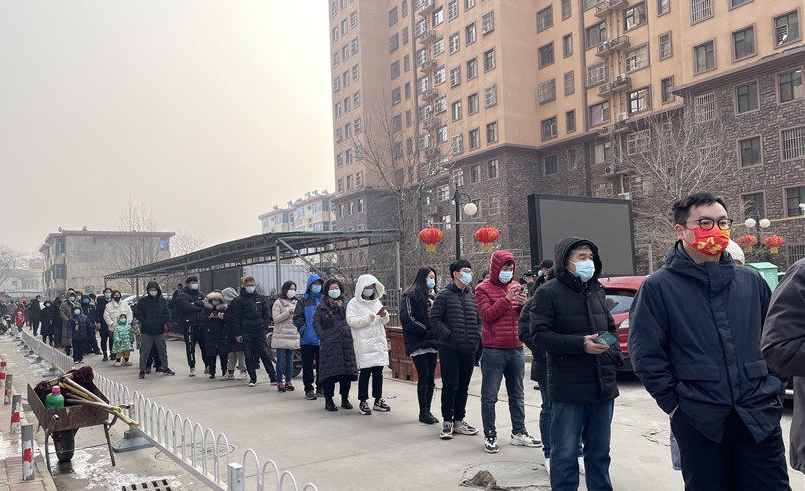 內地民眾排隊檢測。