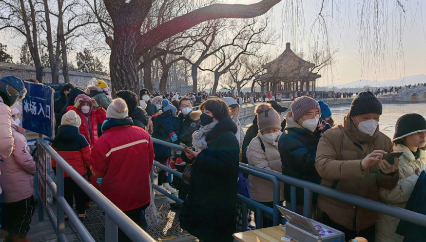 北京嚴寒，市民穿防寒服玩冰雪運動。